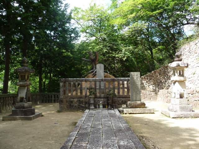毛利隆元の墓所