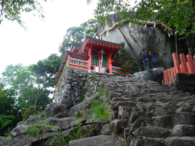 絶妙な位置の神倉神社