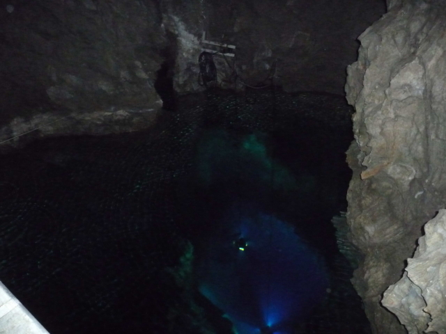 龍泉洞の地底湖（ちと暗い）