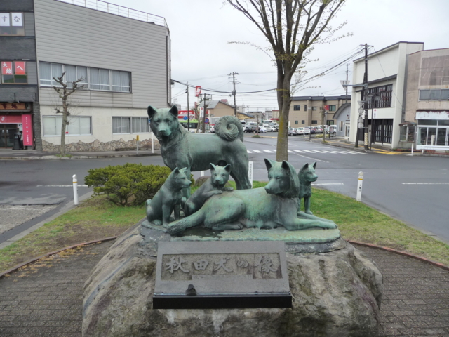 秋田犬親子の像