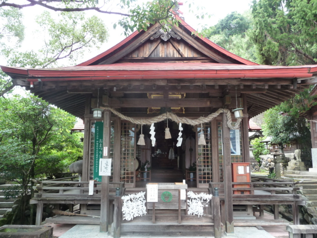 多賀神社、そして左にあるのが◯◯◯