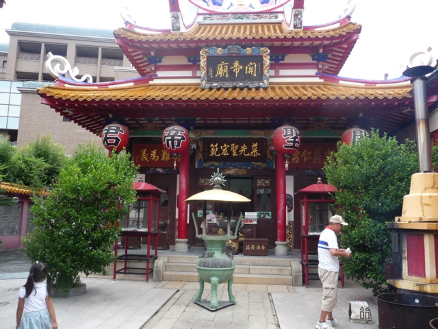 中国のお寺はド派手