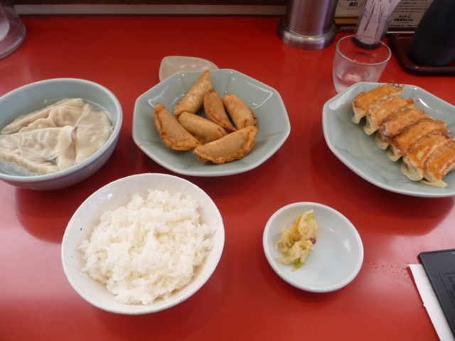 宇都宮餃子館の十二種食べ比べ