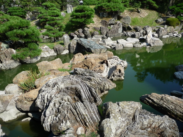 表御殿庭園は岩庭園