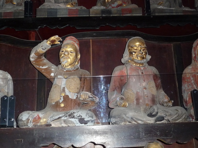 マルコポーロ像(左)とフビライ・ハーン像(右)